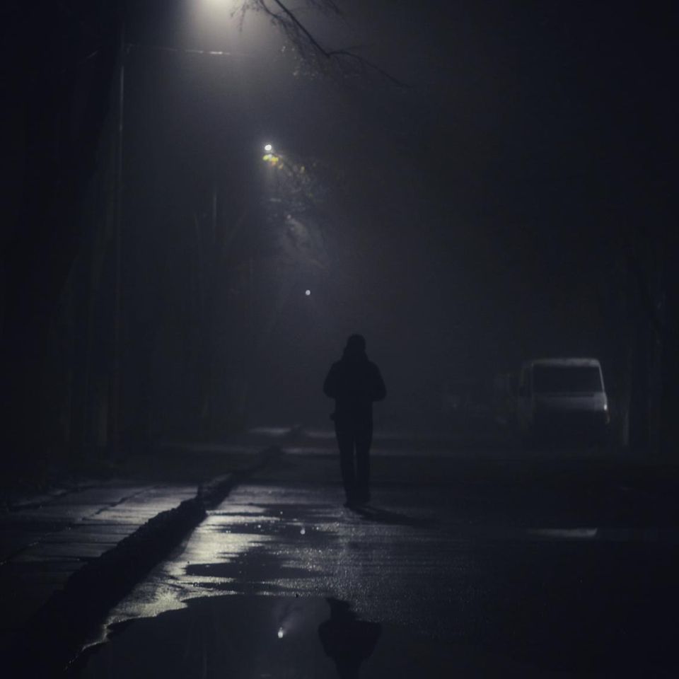 Frau alleine im dunkeln