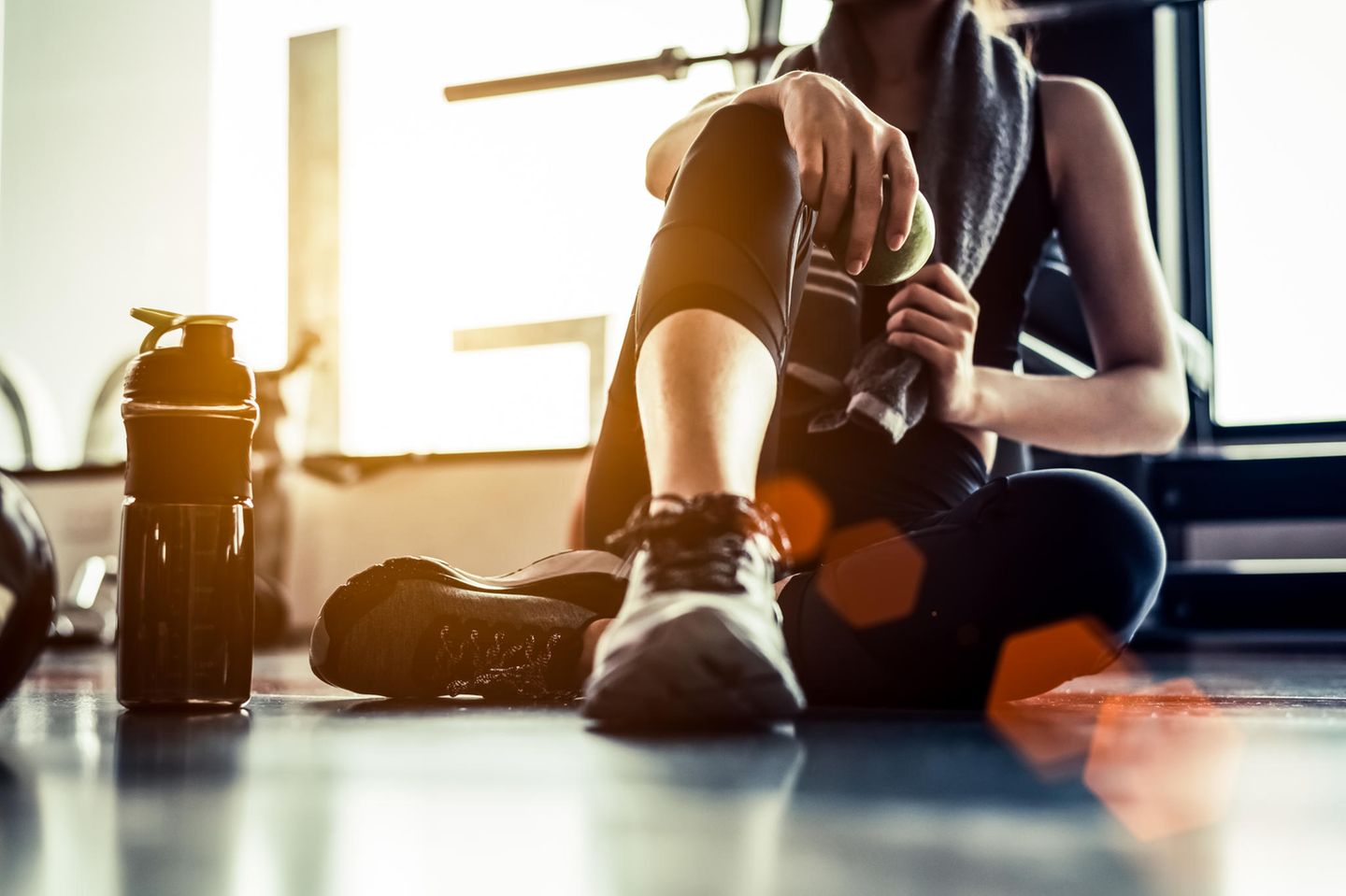 Workout: Frau macht eine Pause beim Fitness