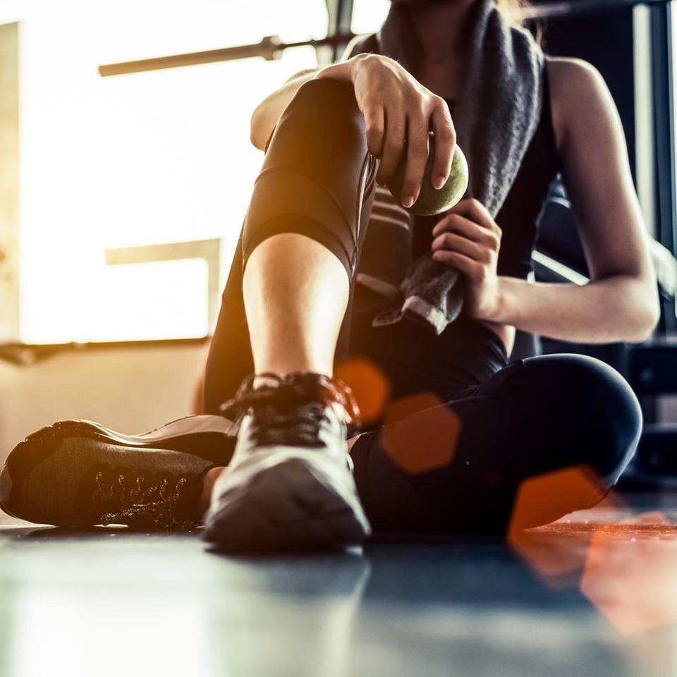 Workout: Frau macht eine Pause beim Fitness