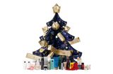 Mit seinem 3D Design in Tannenbaum-Form kann sich der RITUALS 3D Advent Calendar definitiv sehen lassen! Im Warenwert von 160 Euro hält er verwöhnende Überraschungen der Marke für uns bereit, darunter außerdem vier Kerzen für die Adventssonntage. Als wäre der Kalender nicht schon hübsch genug, werden zusätzlich Lichterketten geliefert, mit denen wir ihn wie einen echten Weihnachtsbaum schmücken können. Festlicher könnte ein Adventskalender wohl kaum aussehen. Für etwa 100 Euro erhältlich.