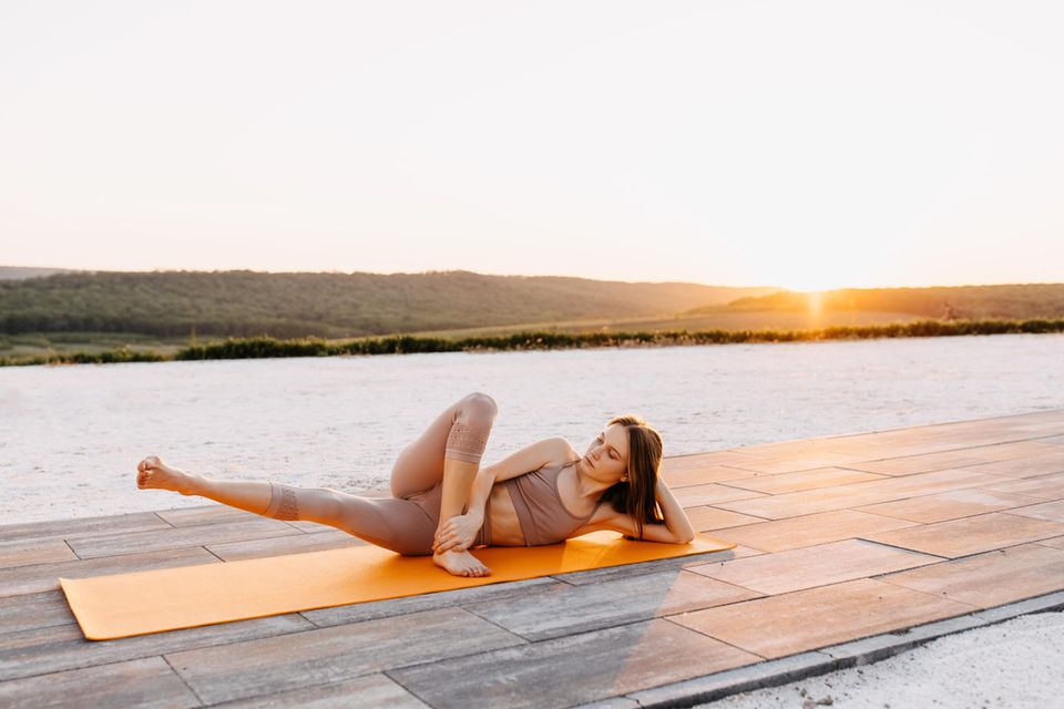 Workout: Frau macht Overknee Lift