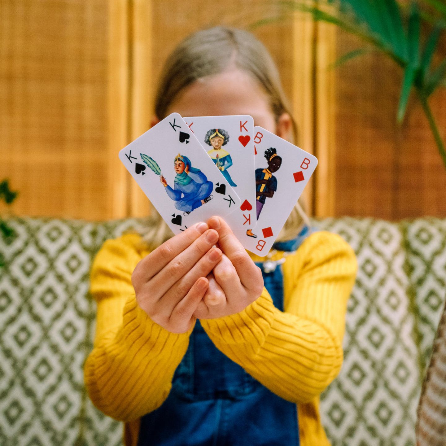 Diversität im Spiel für Kinder. Verschiedene Kulturen finden sich in dem nachhaltigen Kartendeck von Spielköpfe wieder, machen es vielfältig und bringen Kids spielerisch Gleichberechtigung bei. Ebenfalls inklusive: eine leere Spielkarte, auf der dein Kind sich seine Lieblingsperson selbst aufmalen kann – egal ob Mann, Frau oder nonbinäre Person. Spielköpfe Kinderkarten, 12 Euro.