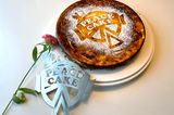 Ein kleiner Beitrag mit großer Wirkung: Mit jeder PeaceCake-Schablone, unterstützt ihr die Organisation "War Child", die sich für traumatisierte Kriegs-Kinder einsetzt. Die hochwertige Edelstahl-Schablone macht jeden Kuchen zum Statement-Piece und erfreut sich auch deshalb gerade auf Instagram großer Beliebtheit. (8 Euro, www.peacecake.de)  Henning Hönicke, stellvertretender Head of Video