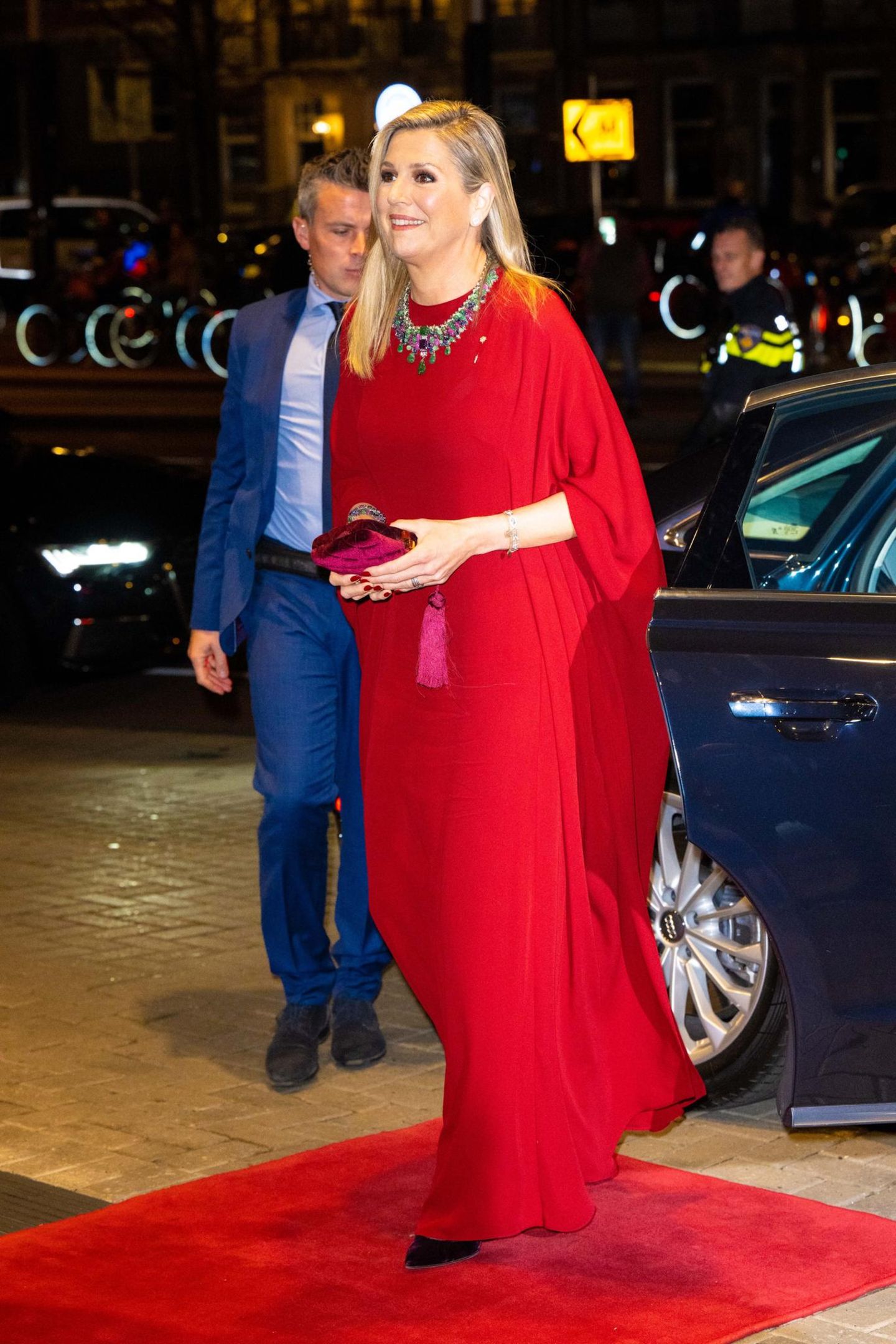 Bei einer Musical-Performance für den italienischen Präsidenten erscheint Máxima in einem edlen bodenlangen Kleid in Rot. Auch die Accessoires hält sie nicht dezent und kombiniert eine bunte Statement-Kette und eine Samt-Clutch in Bordeaux zu ihrem Look. So zieht die niederländische Königin mit Sicherheit bei jedem Theaterbesuch alle Blicke auf sich!
