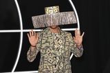 Unter diesem auffälligen Hut mit Glitzer-Vorhang steckt Riccardo Simonetti! Auf Instagram schreibt der Influencer zu seinen Look von Designerin Marina Hoermanseder: "Also (...) ich hatte Spaß!" und das sieht man ihm definitiv an. Zu dem Anzug, der komplett mit Dollar-Scheinen bedruckt ist, kombiniert er weiße Cowboy-Stiefel und winkt auf dem roten Teppich der MTV Europe Music Awards in die Kamera.