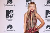 In diesem bestickten Jumpsuit überlasst Rita Ora bei den MTV Europe Music Awards nichts der Fantasie. Zu dem Piece mit Schleppe von Elie Saab trägt die Sängerin schwarze Platform-Heels. Zusammen mit Partner Taika Waititi moderierte sie die Awards in Düsseldorf. 