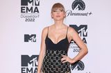 Bei den MTV Europe Music Awards in Düsseldorf räumt Taylor Swift ordentlich ab: Sie erhält gleich vier Auszeichnungen. Über den roten Teppich läuft die Sängerin in einem schwarzen Bodysuit und einem Rock aus grünen Edelsteinen von David Koma. Dazu trägt sie schwarze Pumps und eine Hochsteckfrisur.