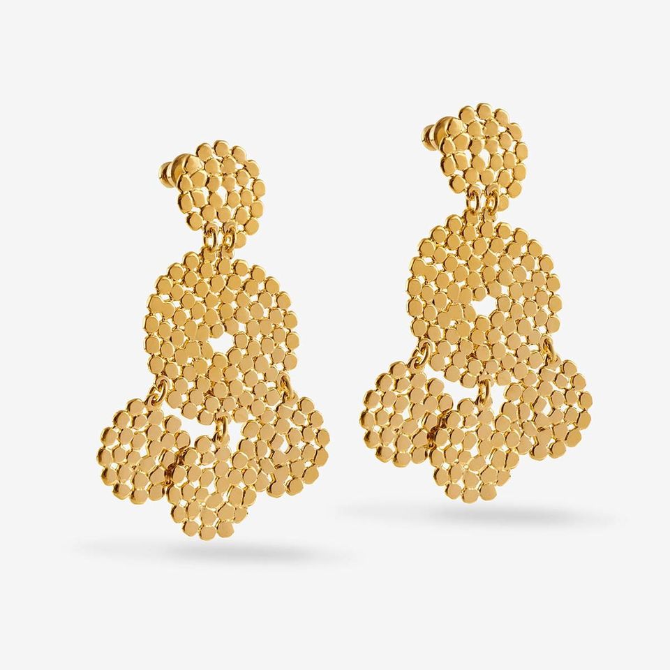 Eleganz und Style gehen bei diesen Ohrringen Hand in Hand. Das besondere Design überzeugt durch die Verbindung der großen Plättchen, die aus vielen kleinen goldenen Kreisen bestehen. Jane Ohrhänger von Glambou, kosten ca. 119 Euro. 