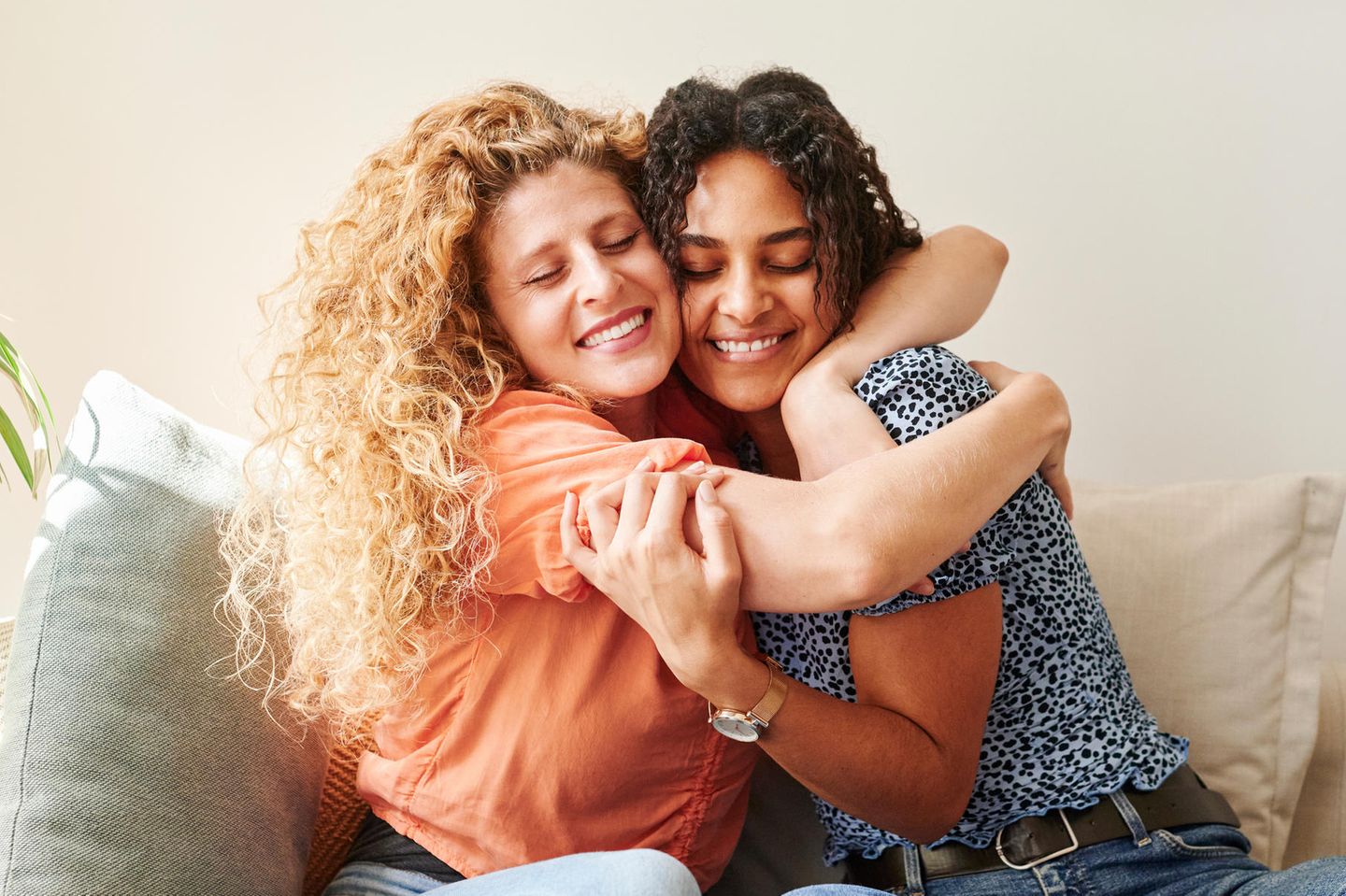 Horoskop: Zwei Frauen umarmen sich