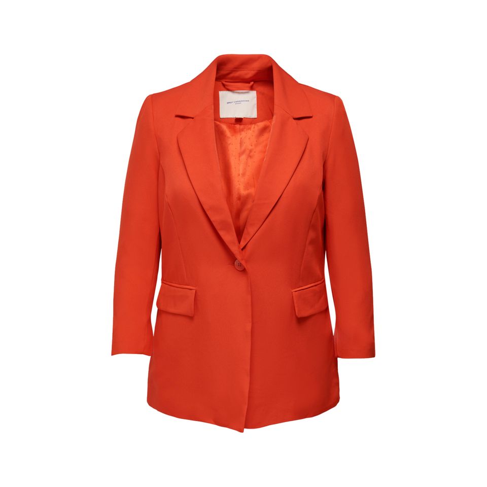 Mit diesem orangenen Blazer bringst du Farbe in die graue Jahreszeit. Als trendige Alternative zum klassischen schwarzen Blazer, kannst du das Hingucker-Teil mit einer Jeans und schlichtem T-Shirt oder mit einer Bluse kombinieren. Der Blazer ist für ca. 45 Euro bei Only Curve erhältlich, sogar in sechs weiteren Farben.