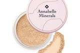 Ihr wollt endlich reine Haut? Dann verrate ich euch mein Geheimnis: Meine Kosmetikerin hat mir vor kurzem dazu geraten, Foundations ohne Konservierungsstoffe zu verwenden und so bin ich auf die Mineral Foundation von Annabelle Minerals gestoßen. Mineral Foundations haben den Vorteil, dass sie Mineralien enthalten, die die Haut pflegen und entzündungshemmend und antibakteriell wirken, da Zink enthalten ist. Ich hätte es nicht gedacht, aber seitdem ich sie nutze, habe ich viel weniger Probleme mit Unreinheiten. Außerdem sieht sie auf dem Gesicht super natürlich aus. Insgesamt gibt es die Foundation in 20 verschiedenen Shades. Über annabelleminerals.com, etwa 15 Euro.  Friederike, stellv. Head of Beauty & Fashion
