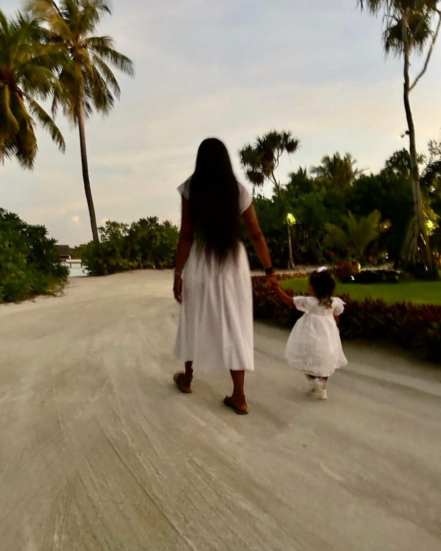 Traumstrände, die liebsten Menschen um sich herum – Naomi Campbell könnte in ihrem Malediven-Urlaub nicht glücklicher sein. In einem Karussell-Post auf Instagram teilt sie ihre schönen Erlebnisse und zeigt dabei auch vier Bilder ihrer Tochter. Im süßen weißen Partnerlook lässt sich nur erahnen, dass die kleine Tochter von Naomi ihre Liebe zur Mode geerbt hat. 