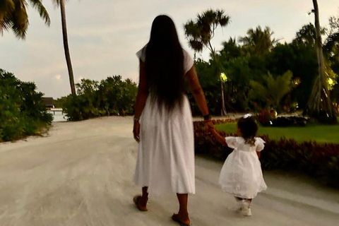 Traumstrände, die liebsten Menschen um sich herum – Naomi Campbell könnte in ihrem Malediven-Urlaub nicht glücklicher sein. In einem Karussell-Post auf Instagram teilt sie ihre schönen Erlebnisse und zeigt dabei auch vier Bilder ihrer Tochter. Im süßen weißen Partnerlook lässt sich nur erahnen, dass die kleine Tochter von Naomi ihre Liebe zur Mode geerbt hat. 
