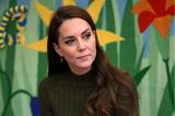 Dass Stil nichts mit dem Geldbeutel zu tun hat, stellt Catherine, Princess of Wales, bei ihrem neuesten Termin unter Beweis. In einem dunkelgrünen Strickkleid besucht sie das Colham Manor Children's Centre in Hillingdon. Bei dem Kleid handelt es sich nämlich nicht etwa um ein teures Designerpiece, das schicke Teil ist von Mango mit einem Preis von gerade mal 40 Euro ein echtes Schnäppchen.