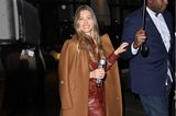 Jessica Biel landet auf den Straßen von New York einen modischen Volltreffer. In einem rotbraunen Leder-Overall strahlt die Schauspielerin in die Kamera. Als wäre der Look nicht so schon ein echter Hingucker, trägt Jessica einen braunen Wollmantel lässig über den Schultern und kreiert somit den perfekten Herbstlook.