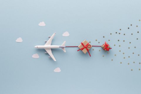 Redaktion verrät: Spielzeug-Flugzeug zieht Geschenk hinter sich her