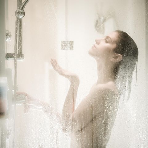 Zu häufiges Duschen kann der Haut schaden.