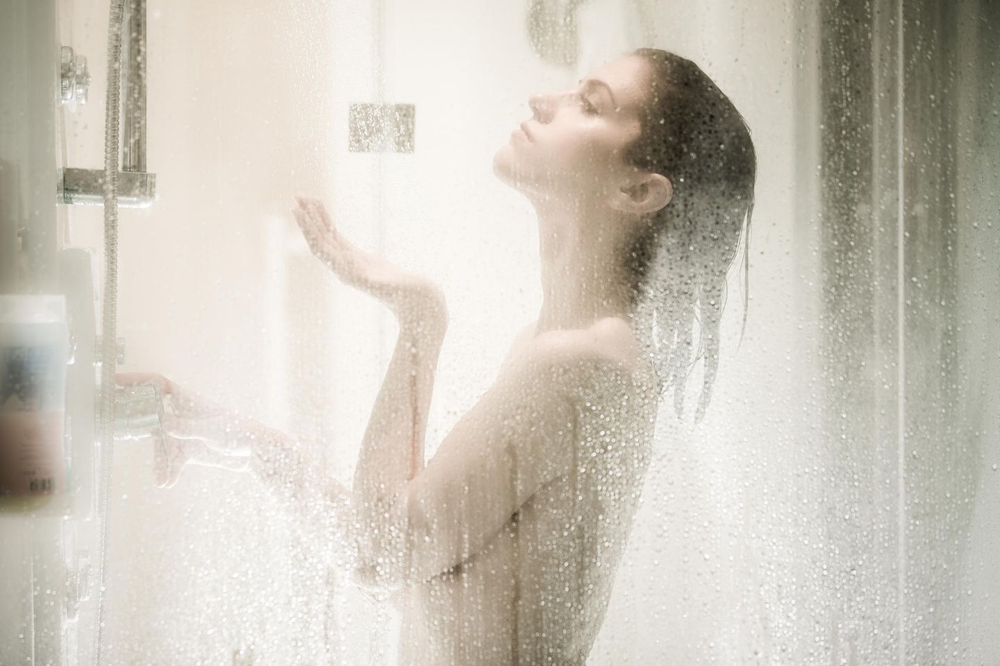 Zu häufiges Duschen kann der Haut schaden.