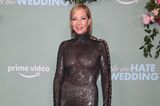 Schauspielerin Allison Janney zeigt sich auf der Premiere ihres neuen Films in einem semi-transparenten Glitzerkleid, das ihre Figur wunderbar in Szene setzt. Die Cut-Outs in Netz-Optik sind das Highlight des Looks und die 62-Jährige kombiniert noch Clutch und High-Heels in Schwarz dazu. Ein wirklich gelungener Glamour-Auftritt. 