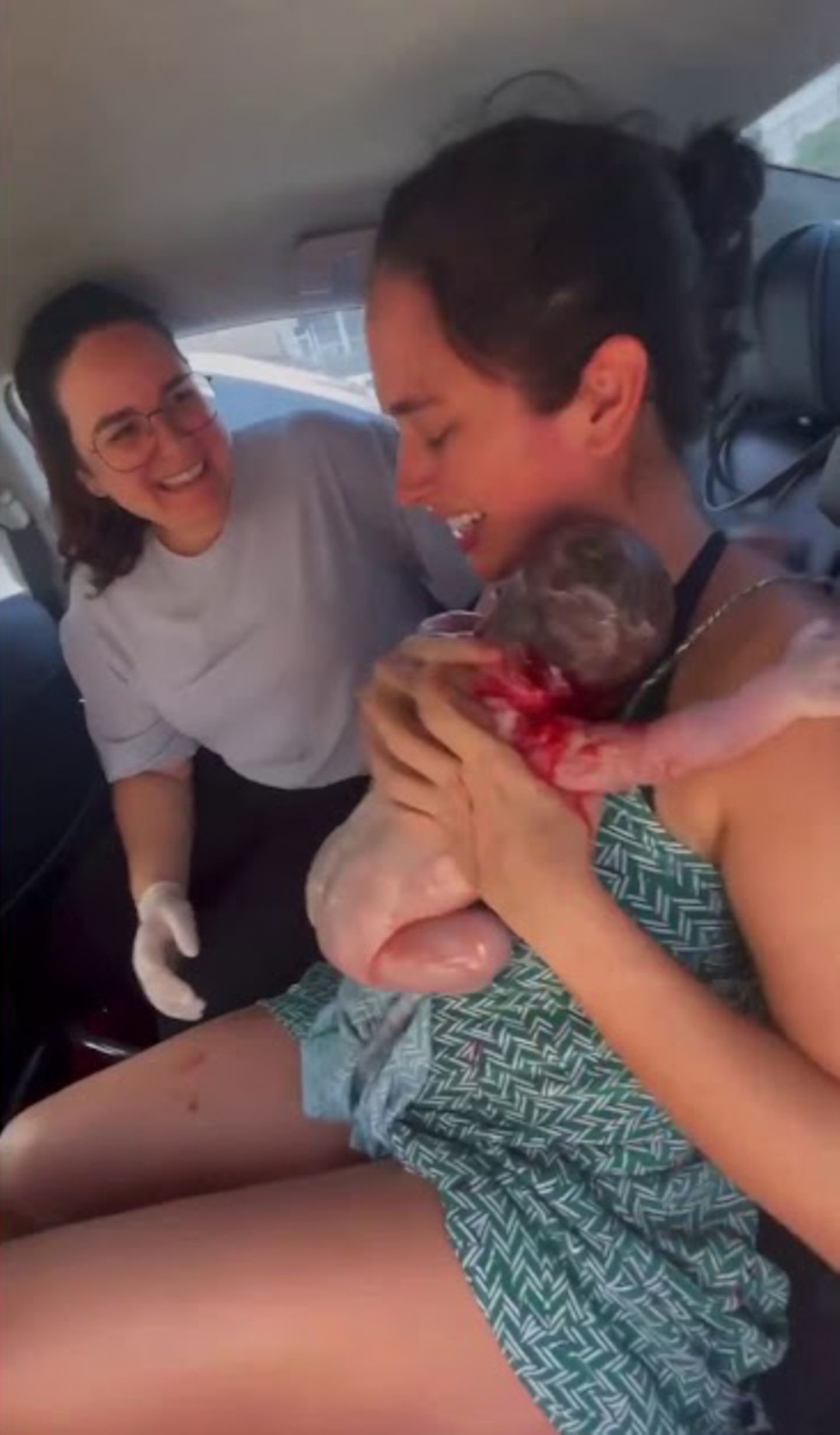 Geburt im Auto: Werdende Mutter mit Geburtshelferin im Fahrzeug