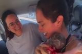 Geburt im Auto: Werdende Mutter mit Geburtshelferin im Fahrzeug
