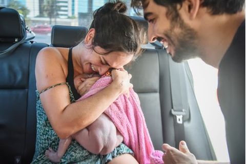 Geburt im Auto: Eltern mit Baby im Fahrzeug
