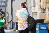 Olivia Wilde gibt selbst beim Sport ein Statement ab. Mit ihrem "Vote"-Shirt macht sie darauf aufmerksam, wie wichtig wählen ist und dass jede Stimme zählt. 