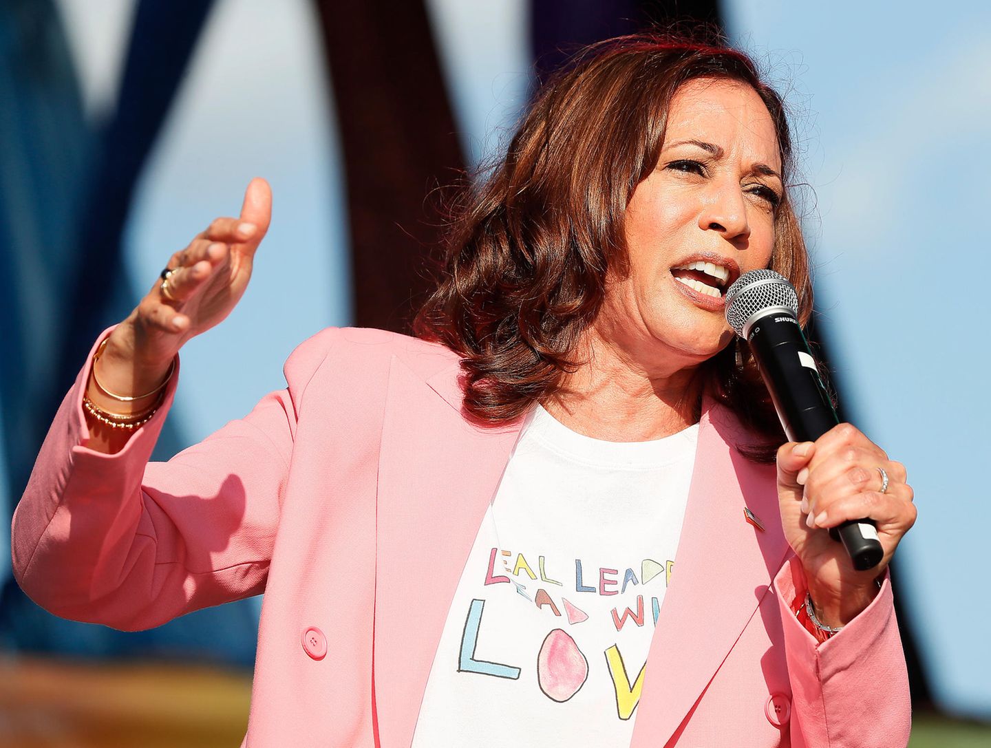 Im Pride Month wählt US-Vizepräsidentin Kamala Harris auf dem Capital Pride Konzert in Washington ein T-Shirt mit der Aufschrift "Echte Anführer:innen führen mit Liebe". Mit diesem bunten Schriftzug solidarisiert sie sich mit der LGBTQIA+ Community und nimmt eine klare Haltung ein. 