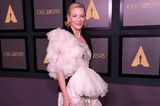 Nachhaltigkeit ist wichtig – das finden auch Cate Blanchett und ihre Stylistin Elizabeth Stewart. Auf diesem Grund wählt die Schauspielerin eine aufregende Volant-Robe, die sie nicht zum ersten Mal trägt. Bereits zum Film Festival 2020 in Venedig hat das raffinierte Kleid von Alexander McQueen bei ihr Verwendung gefunden.