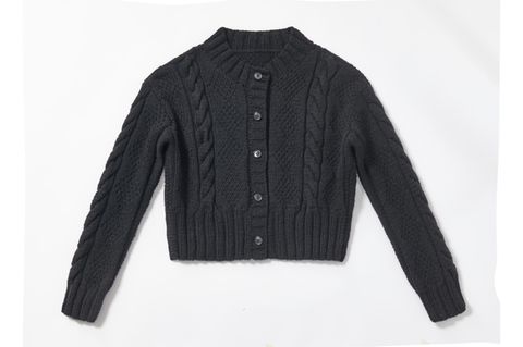 Schwarze Zopfjacke stricken: schwarzer Pullover