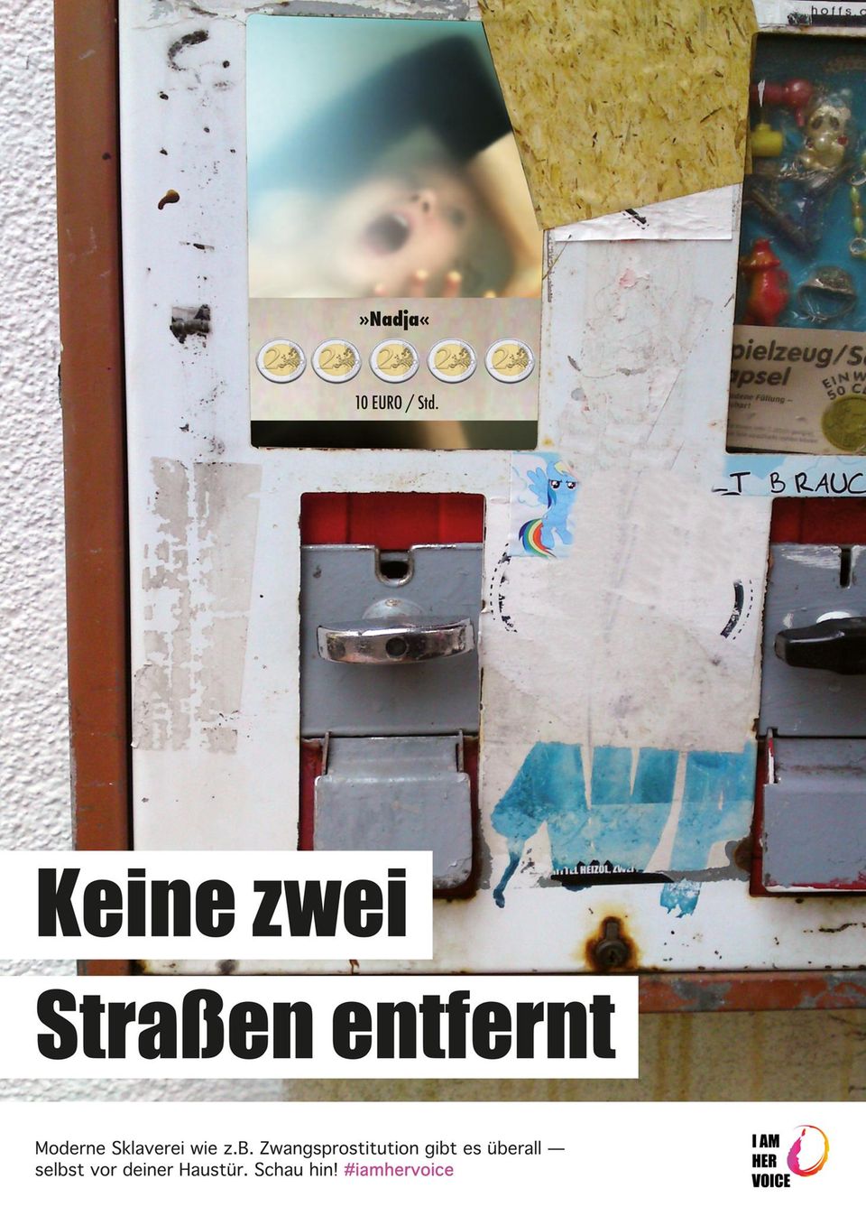 I am her voice: Fotomontage Frau im Kaugummiautomat