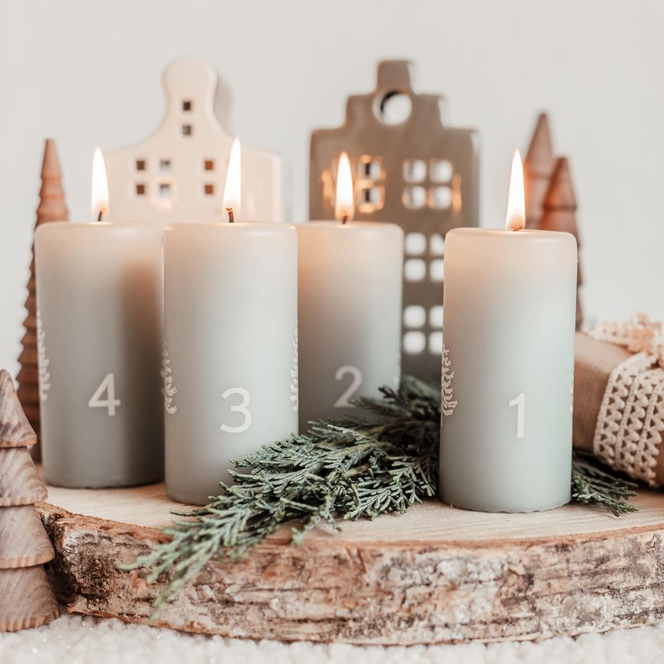 Last Minute Adventskranz: Kerzen auf Baumscheibe