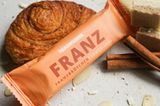 In Hamburg ist es längst schon Kult: Franzbrötchen sind nicht zu Unrecht DIE Süßspeisen-Delikatesse im Norden. Umso schöner, dass es die Leckerei jetzt auch in Form eines Riegels gibt, der geschmacklich dem Franzbrötchen im Nichts nachsteht und dazu noch mit seinen Werten (vegan und ohne raffinierten Zucker) punktet. Wir finden: Die perfekte Alternative zu Lebkuchen & Co. Franzbrötchen-Cremeriegel "Franz" von Pausenfudder, kostet ca. 2 Euro. 