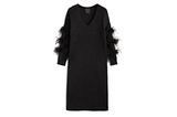 Mein Neuzugang für die kalte Jahreszeit kombiniert das Beste aus zwei Welten: Stylische Details in Form von Feder-Applikationen am Ärmel geben dem Dress das gewisse Extra und ein wollig-warmer Stoff aus bis zu 45 Prozent recyceltem Polyamid sorgen für die nötige Wärme an kalten Tagen. Von Massimo Dutti, kostet ca. 200 Euro.  Jessica, Mode- und Beauty-Redakteurin