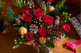 Blumige Grüße Ein besonders schönes Mitbringsel: Blumen zu Weihnachten, in festlichem Arrangement. Sträuße von Bloom & Wild, ab 30 Euro.