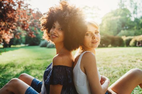 Zwei Freundinnen Rücken an Rücken: Warum es uns sogar guttut, uns mit anderen zu vergleichen