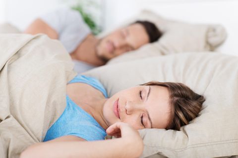 Schlafexpertin rät: Wenn diese Punkte zutreffen, solltet ihr besser in getrennten Betten schlafen