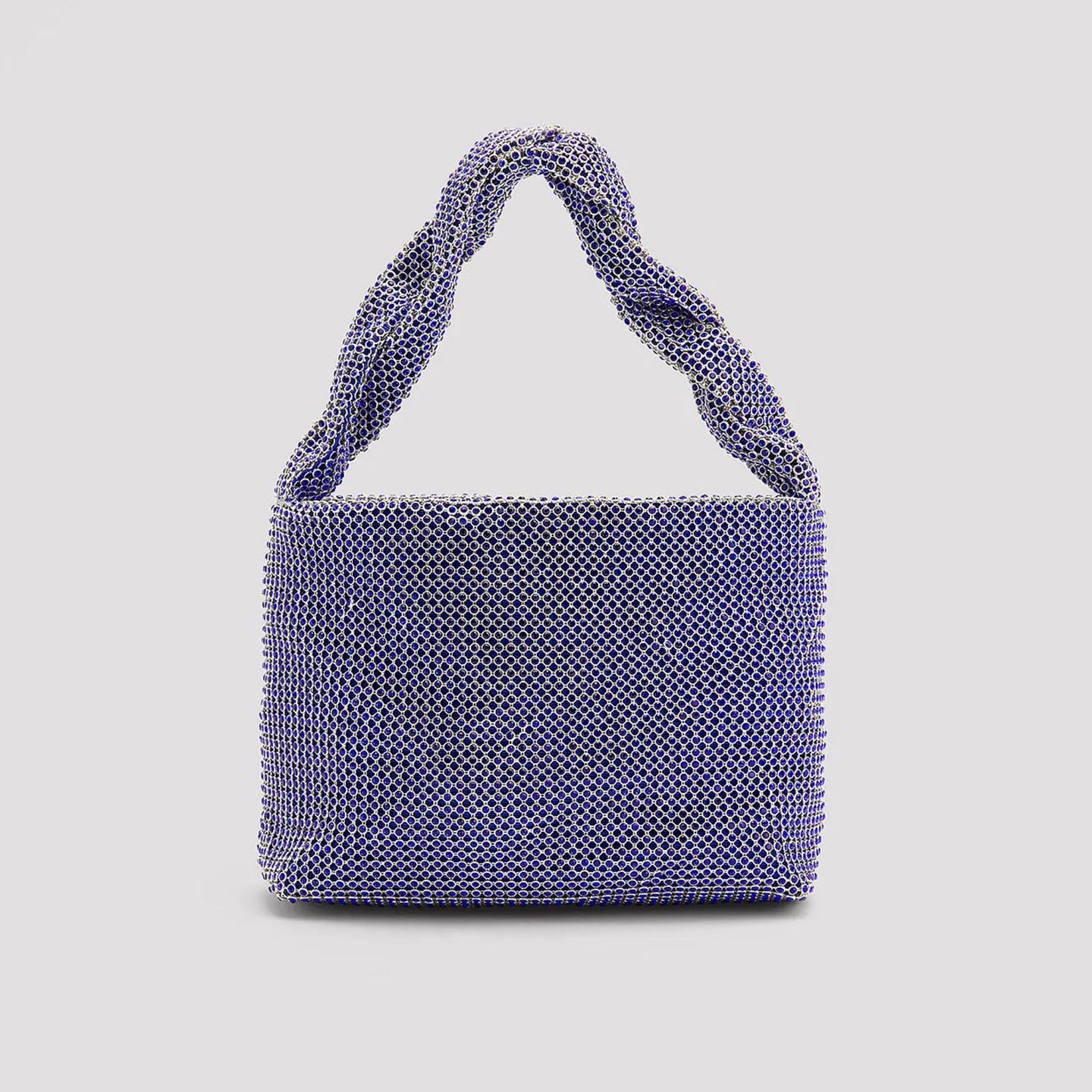 Diese kleine Handtasche hat nicht nur Platz für all unsere Sachen, sondern sieht auch noch glänzend aus! Das blaue Modell besticht durch seinen Strassbesatz und den gedrehten Griff. Von Na-kd, kostet ca. 47 Euro. 