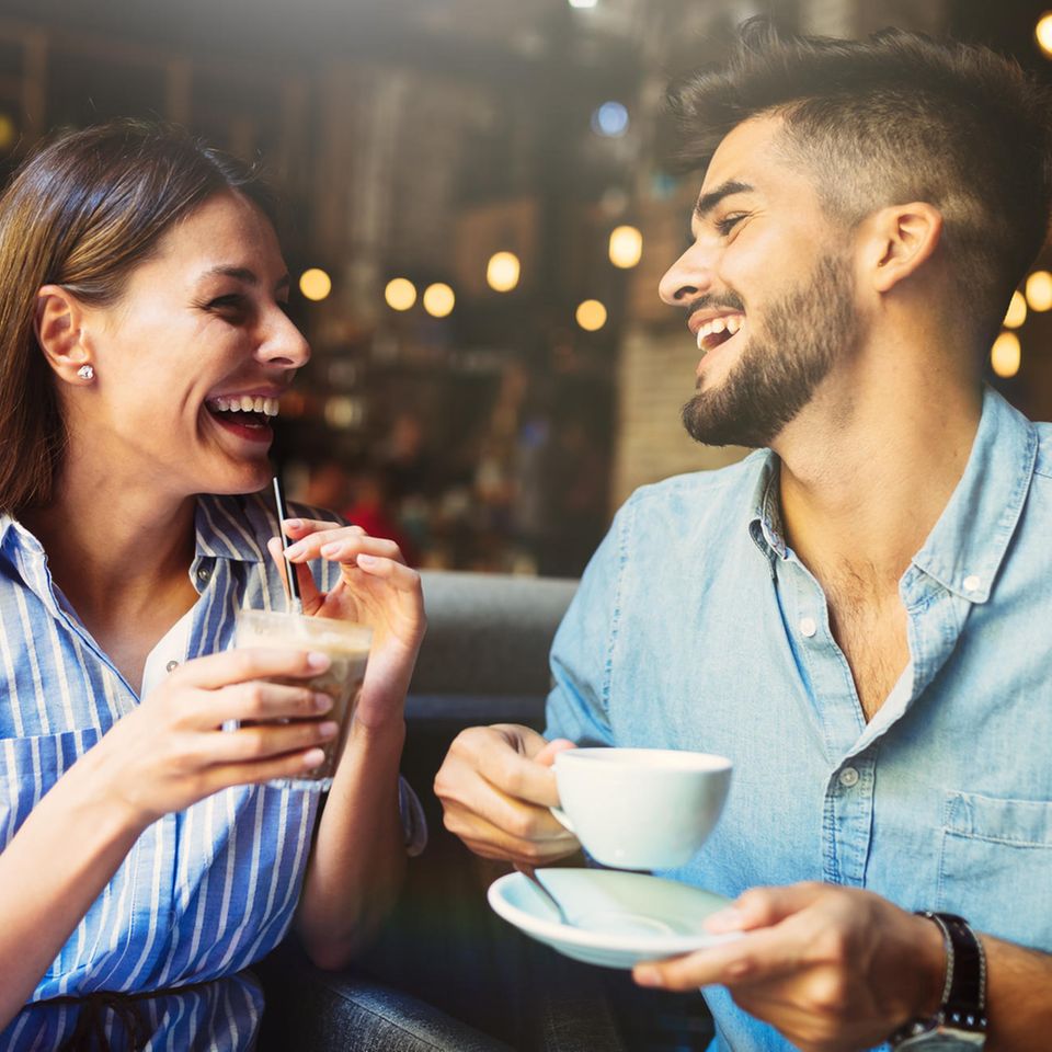 Horoskop: Mann und Frau lachend beim Date
