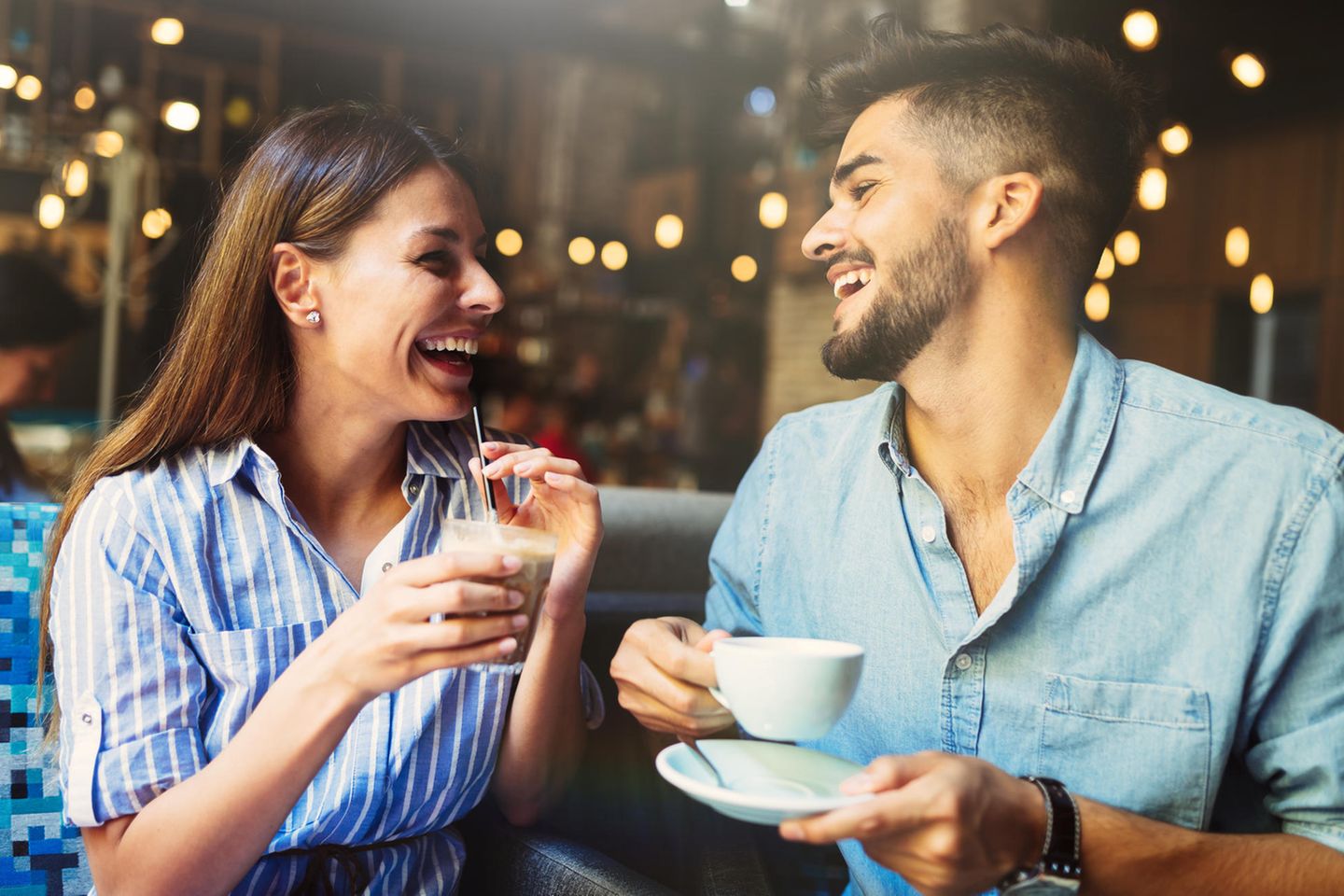 Horoskop: Mann und Frau lachend beim Date