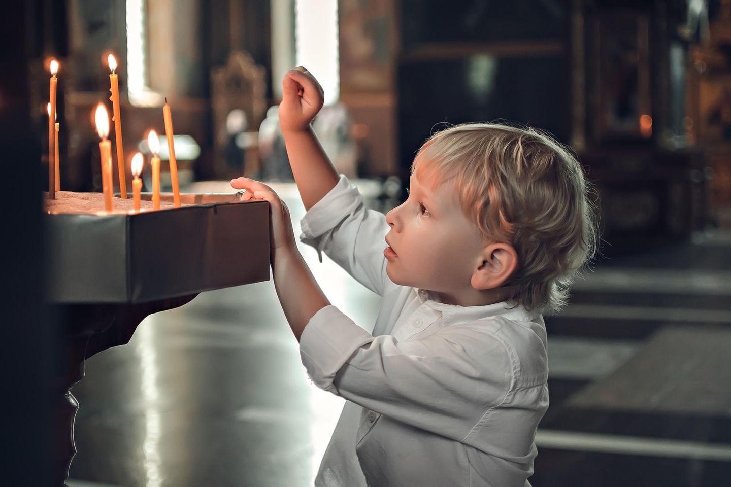 SOS-Guideline für Verbrennungen im Advent: Kind greift in die Kerzen