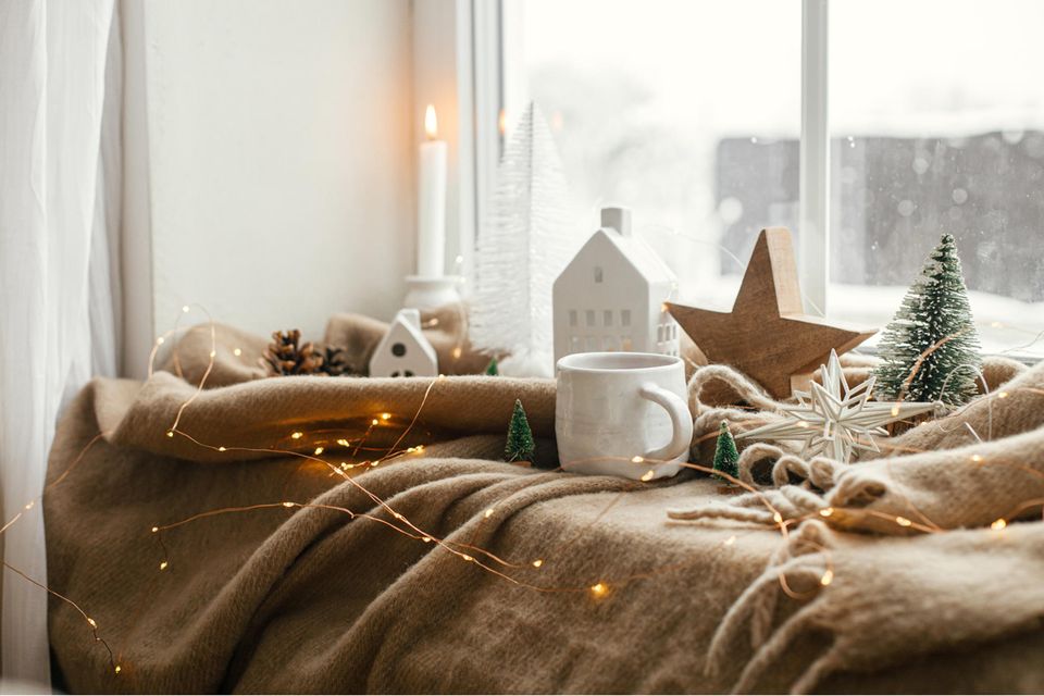 Weihnachten auf kleinem Raum: Fensterbrett mit Weihnachtsdeko