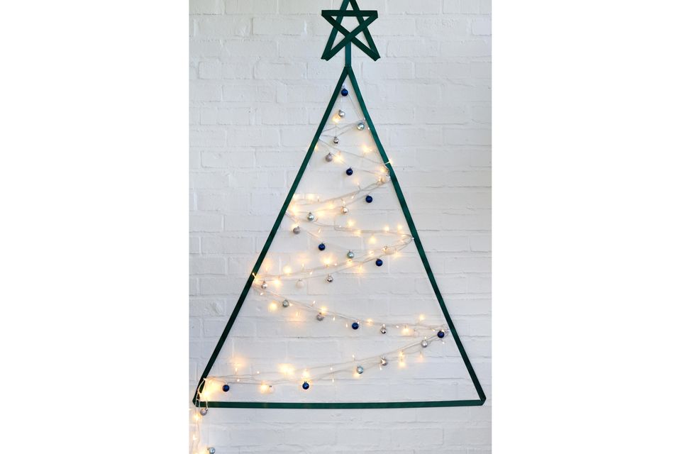 Weihnachten auf kleinem Raum: Weihnachtsbaum aus Washi Tape und Lichterkette