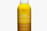 Da den helleren, weißen Strähnen durch den Melanin-Mangel auch der Schutz vor UV-Strahlen fehlt, ist es wichtig, das Haar vor dem Austrocknen zu schützen. Ein UV-Mousse eignet sich hierfür hervorragend. Von Evy, kostet ca. 30 Euro. 
