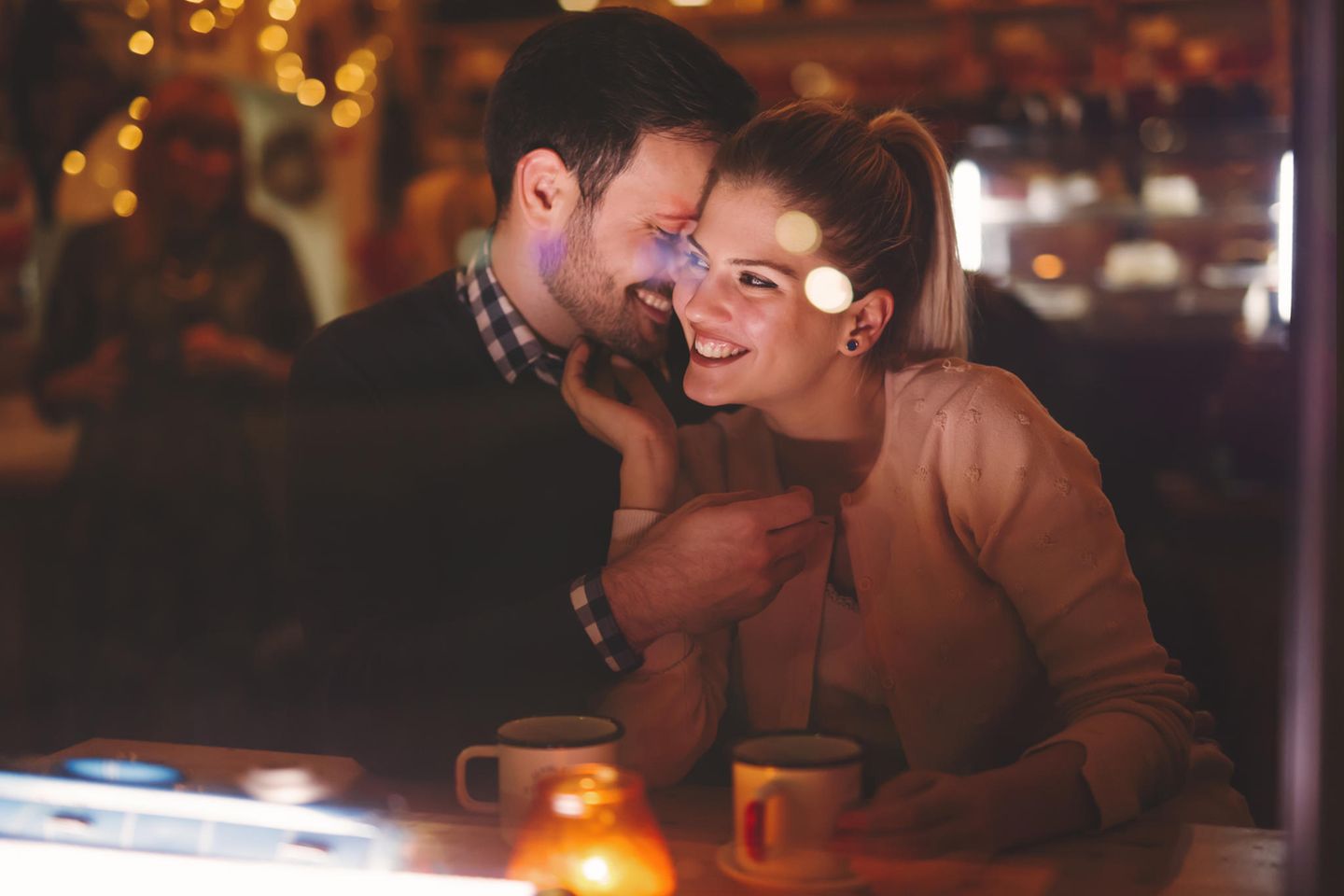 Mann und Frau flirten in Bar