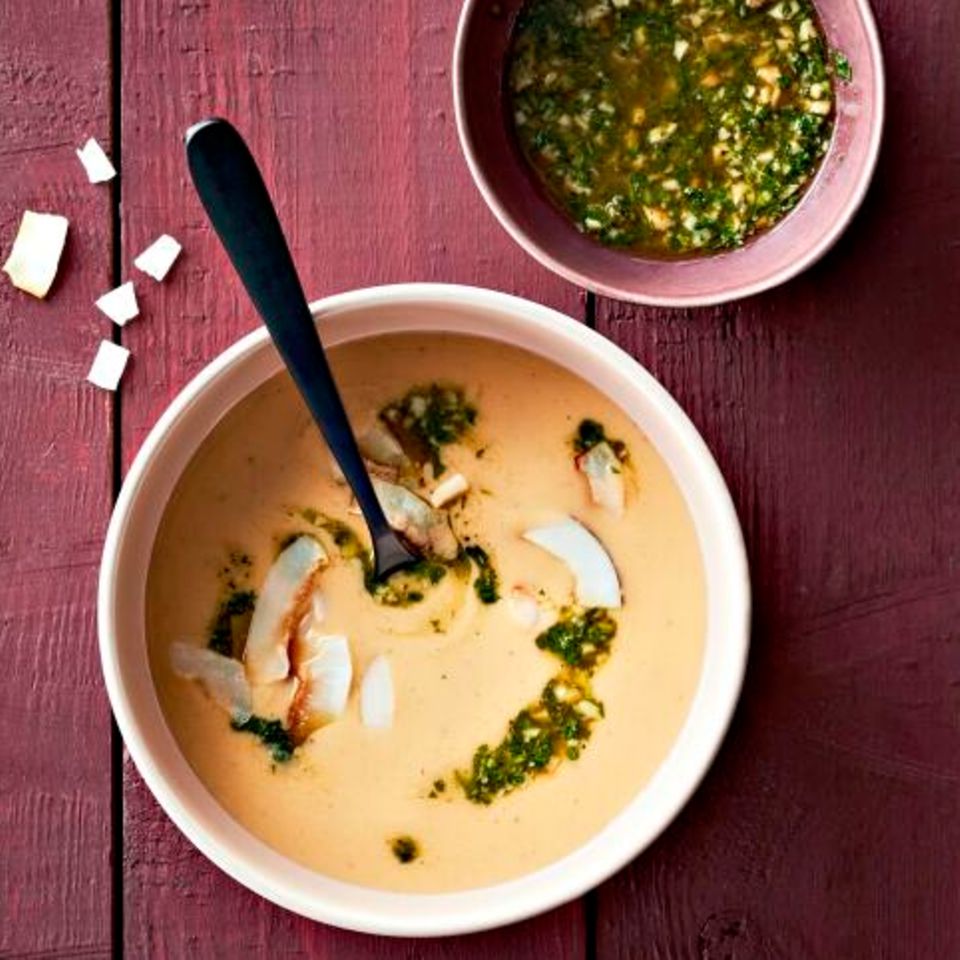 Steckrüben-Kokos-Suppe mit Pesto