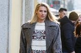 Wintermäntel sind so eine Sache, manche mögen es lieber eng anliegend, andere bevorzugen Daunen, Michelle Hunziker wiederum steht auf einen androgynen Schnitt und macht im Tweed-Mantel mit XL-Schulterpartie eine super Figur. Oversized-Mäntel liegen gerade im Trend und haben den Vorteil, dass man bei niedrigen Temperaturen noch eine dünne Daunenjacke darunter tragen kann. 