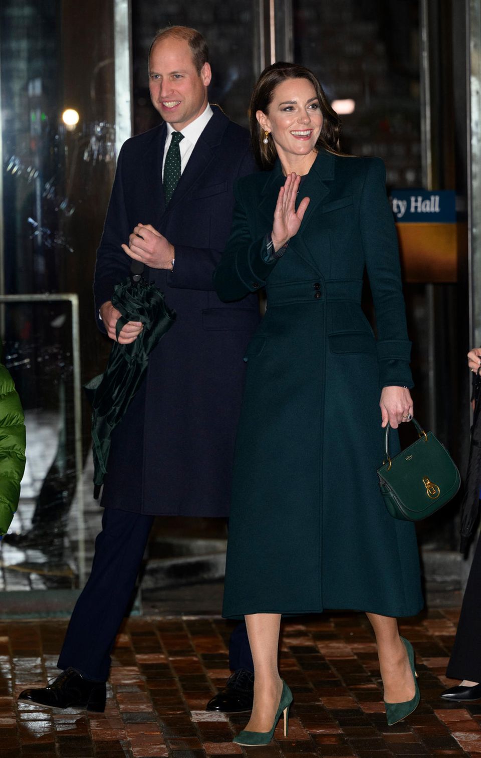 Besser kann man eine Farbe nicht aufgreifen: Damit der Look auch draußen bei etwa zwei Grad celsius elegant bleibt, setzt die Ehefrau von Prinz William auf einen Mantel von Alexander McQueen, der ihr dunkelgrünes Outfit perfekt abrundet.