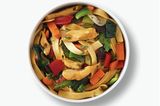 Bami Goreng gehört zu meinen absoluten Lieblingsgerichten! Da ich mich privat jedoch hauptsächlich vegetarisch ernähre und meine persönlichen Kochkünste auch eher überschaubar sind, wanderte das pflanzenbasierte Bami Goreng von Every Foods direkt in meinen Warenkorb. Einfach in Pfanne hauen und genießen! Von Every Foods, ca. 9 Euro. Hannah, Mode- und Beauty-Redakteurin