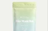 Als mir meine Kollegin Jessi vor ein paar Monaten meinen ersten Matcha-Latten andrehte, dachte ich nicht, dass ich wenige Monate ohne meinen morgendlichen Matcha nicht leben könnte. Aber ich wurde eines Besseren belehrt. Der Bio-Matcha-Tee von Health Bar Berlin ist mein täglicher Begleiter geworden, den ich in den Morgenstunden nicht missen möchte. Von Health Bar Berlin, ca. 30 Euro. Hannah, Mode- und Beauty-Redakteurin